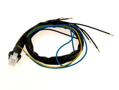 Kabelbaum mit mehreren Drähten in verschiedenen Farben, die an einem Stecker befestigt sind. Hersteller: Bosch.
